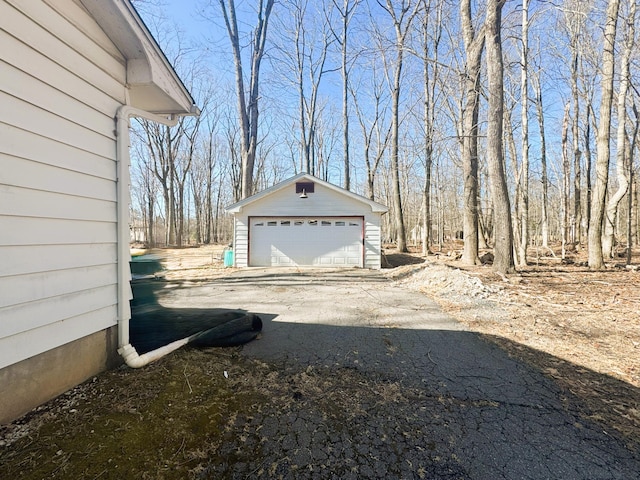 view of yard featuring an outbuilding and a detached garage