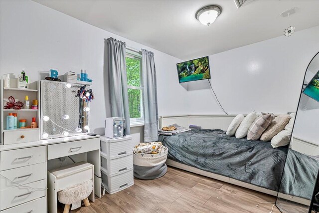 3405 Masons Ln, East Stroudsburg, PA 18302 - bedroom featuring wood finished floors