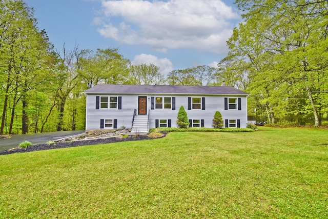 split foyer home featuring a front lawn