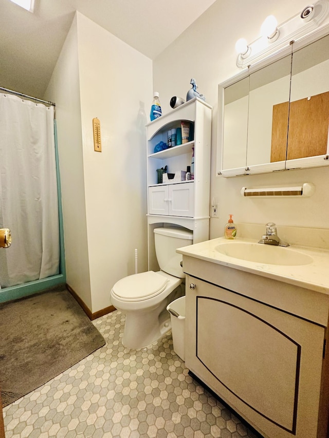full bathroom featuring toilet, vanity, curtained shower, and baseboards