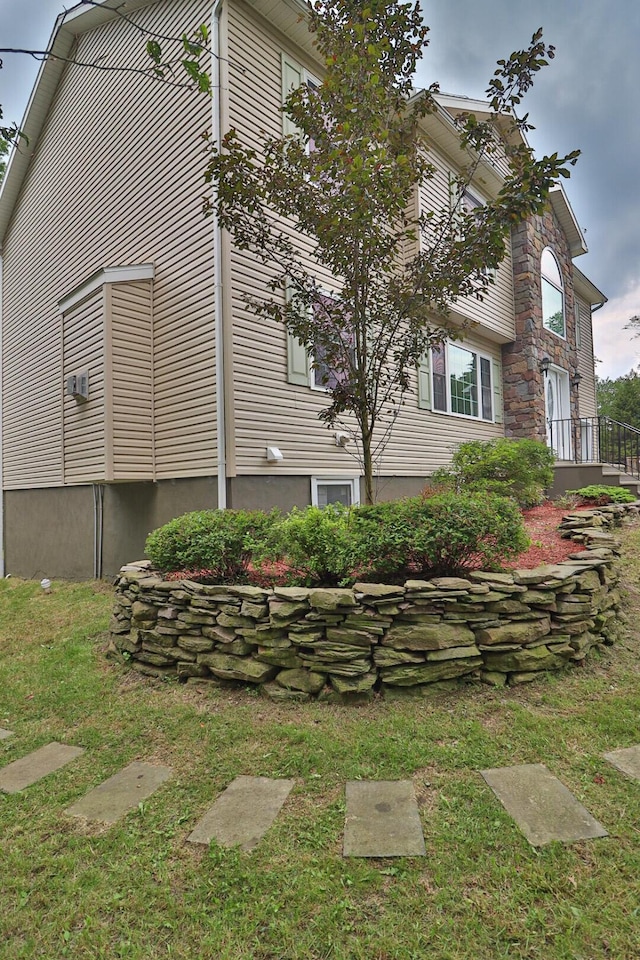 302 Leaf St, Tobyhanna, PA 18466 - view of side of home featuring a yard