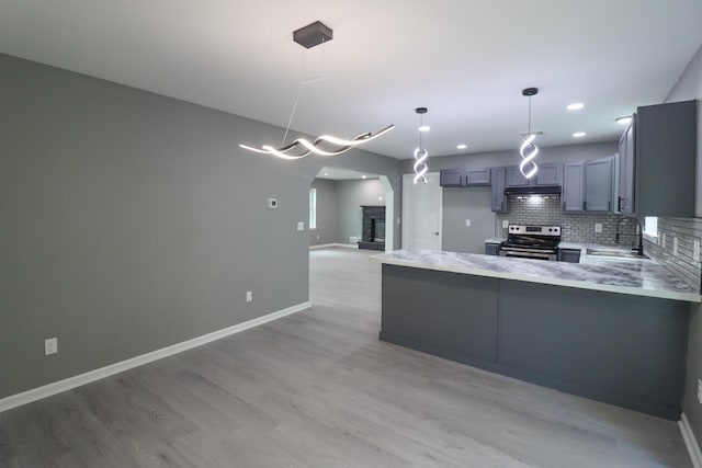 302 Leaf St, Tobyhanna, PA 18466 - kitchen with stainless steel electric range oven, a peninsula, backsplash, light wood-style flooring, and gray cabinets