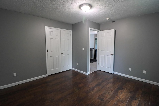 302 Leaf St, Tobyhanna, PA 18466 - unfurnished bedroom featuring dark wood-style floors, a textured ceiling, and a closet