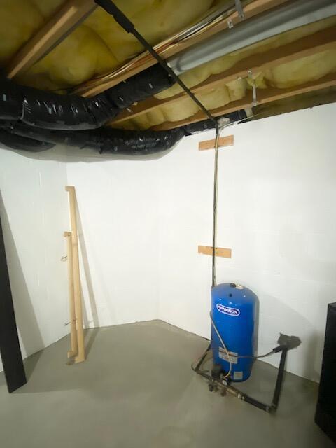 5132 Pocono Park Ln, Swiftwater, PA 18370 - basement featuring a water pressure tank