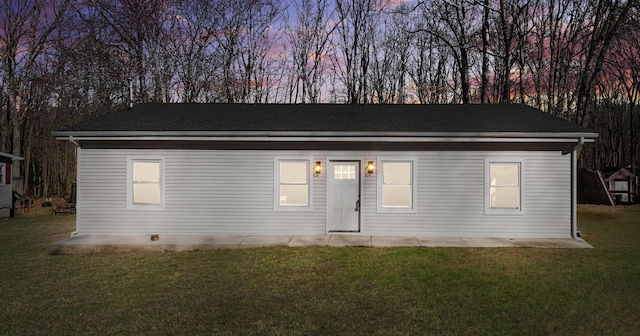 view of front facade featuring a yard