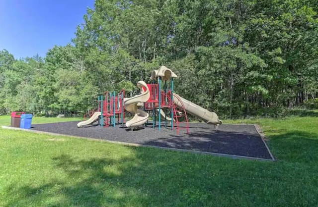 3312 Black Cherry Ct, Long Pond, PA 18334 - communal playground with a yard
