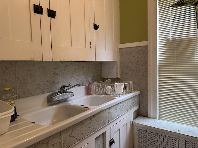 846 Thomas St, Stroudsburg, PA 18360 - kitchen with light countertops, backsplash, and a sink
