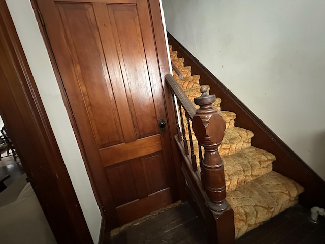 846 Thomas St, Stroudsburg, PA 18360 - view of stairway