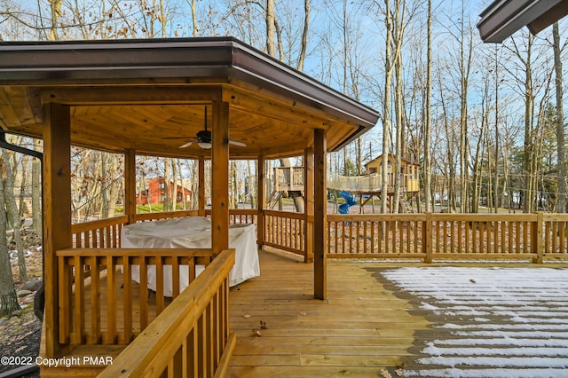 deck with a ceiling fan