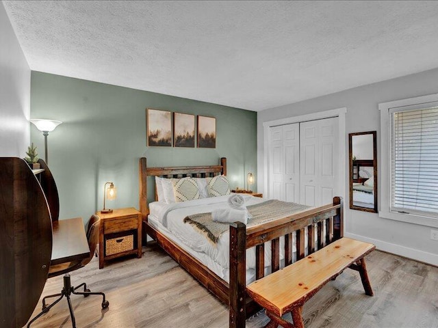 216 Snow Ridge Cir, Lake Harmony, PA 18624 - bedroom featuring light wood-style flooring, a textured ceiling, a closet, and baseboards