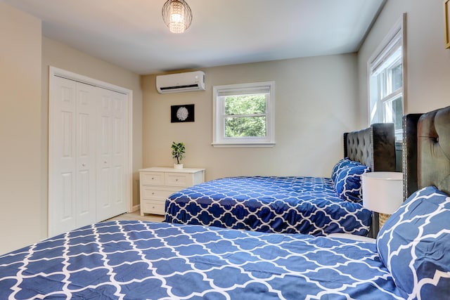 bedroom featuring a wall unit AC and a closet