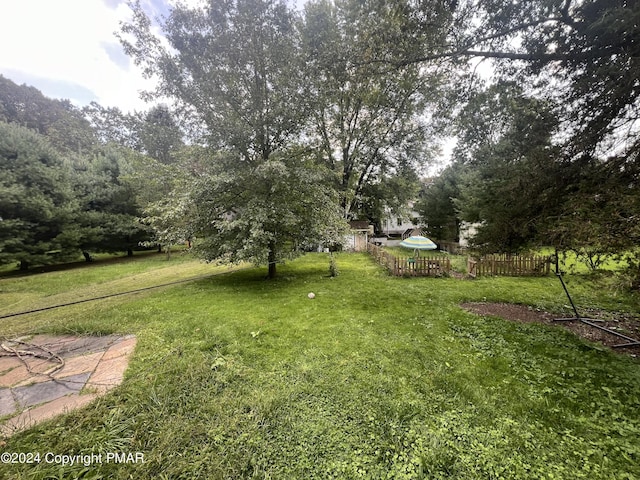 view of yard featuring fence