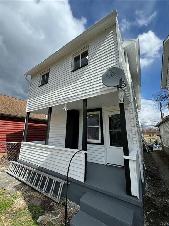 view of front of home featuring a porch
