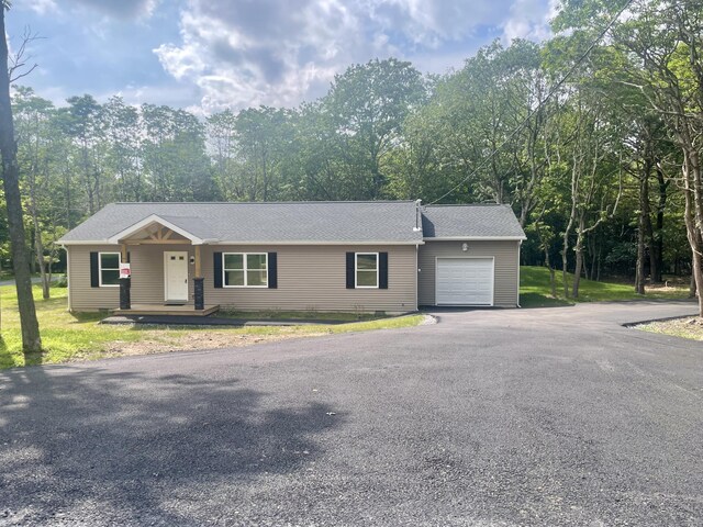 39 Berryman Ln, Albrightsville, PA 18210 - ranch-style home with a porch, a front lawn, and roof with shingles