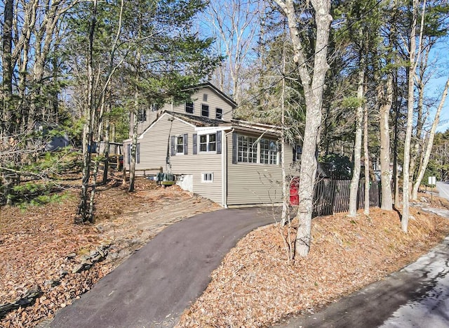 view of front facade with driveway