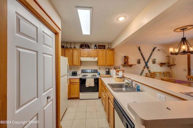 kitchen featuring white appliances, an inviting chandelier, a peninsula, a sink, and under cabinet range hood