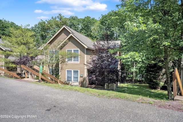 view of front of property featuring a front yard