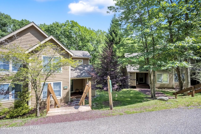 view of front of home featuring a front lawn