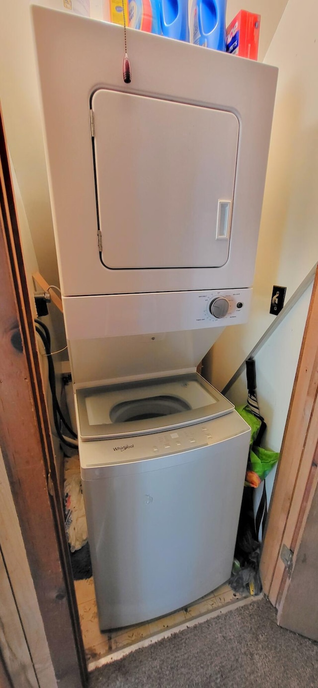 195 Bellingham Dr, Bushkill, PA 18324 - laundry area featuring stacked washer / drying machine