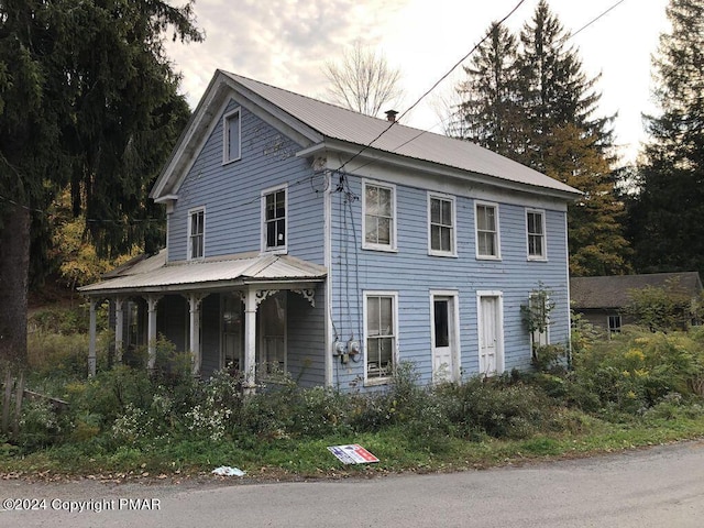 view of front facade with metal roof