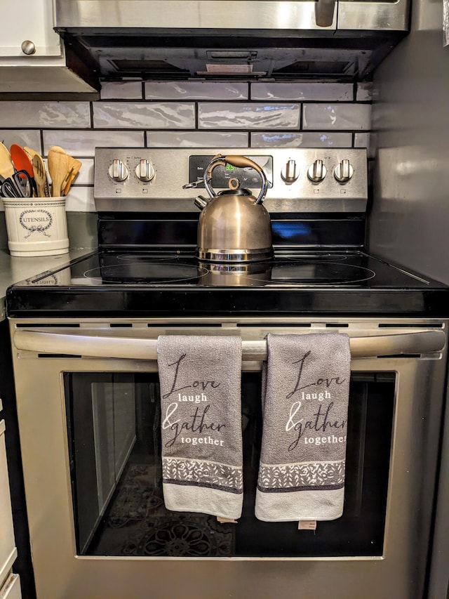 room details featuring electric range
