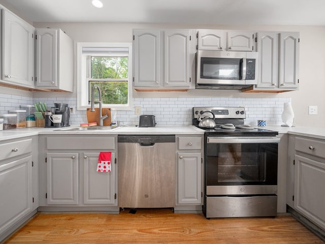 1533 Black Birch Way, Tobyhanna, PA 18466 - kitchen featuring stainless steel appliances, backsplash, light countertops, and light wood finished floors