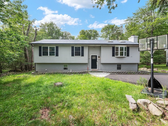 1533 Black Birch Way, Tobyhanna, PA 18466 - split foyer home with a front yard and a chimney