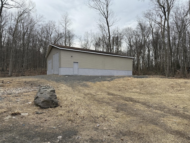 view of outdoor structure featuring an outbuilding