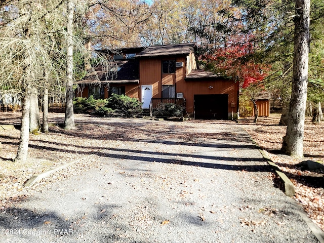 chalet / cabin featuring gravel driveway