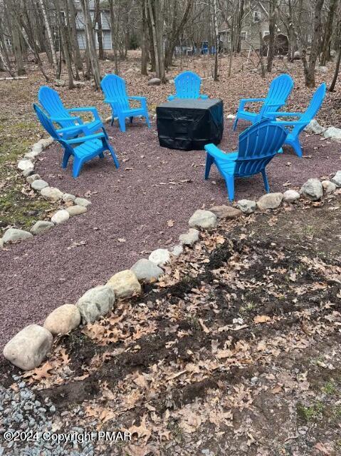 view of yard featuring an outdoor fire pit