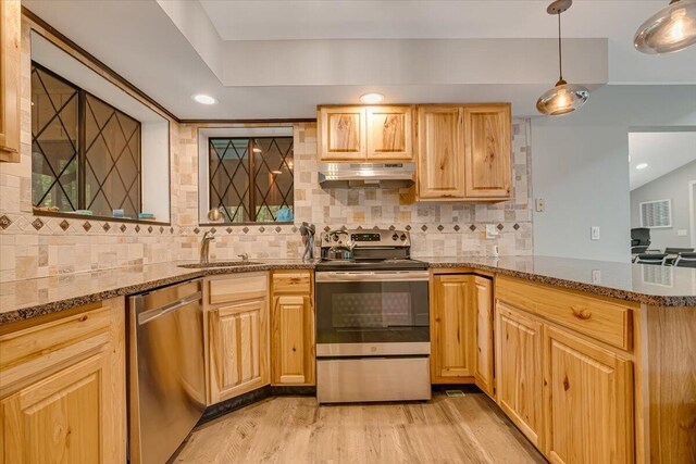 171 Flintlock Trl, Pocono Pines, PA 18350 - living area with light wood-style flooring, plenty of natural light, a skylight, baseboards, and high vaulted ceiling