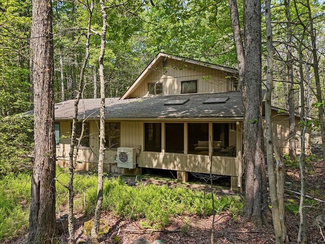 171 Flintlock Trl, Pocono Pines, PA 18350 - bedroom featuring a wall mounted air conditioner, multiple windows, light tile patterned floors, baseboards, and recessed lighting