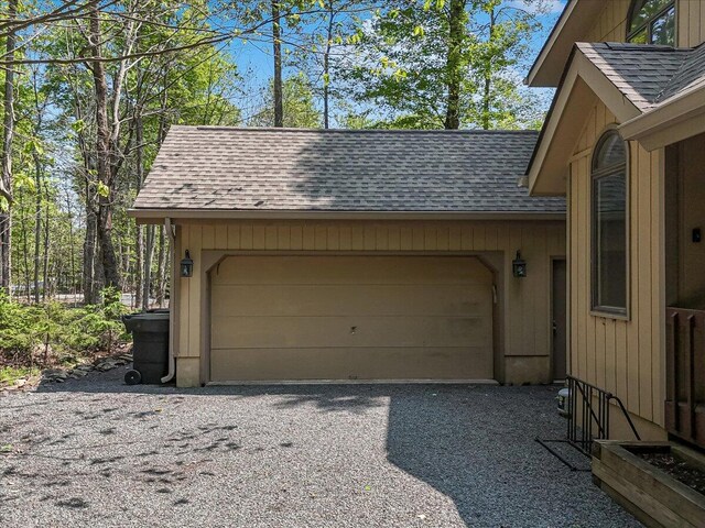 171 Flintlock Trl, Pocono Pines, PA 18350 - hall featuring a skylight, light wood-style flooring, vaulted ceiling, and baseboards