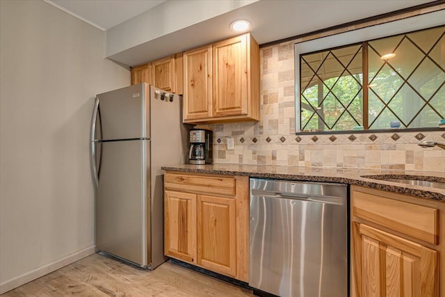 171 Flintlock Trl, Pocono Pines, PA 18350 - kitchen with stainless steel appliances, a sink, backsplash, light brown cabinets, and dark stone counters