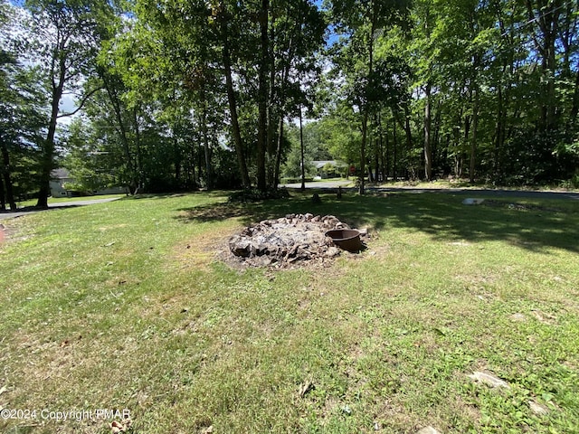 view of yard with a fire pit