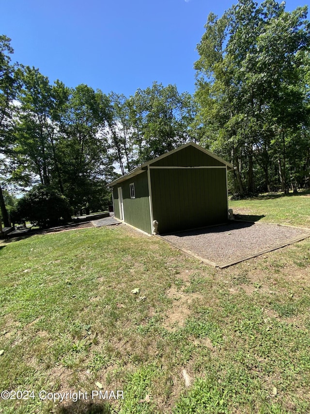 view of yard with an outdoor structure