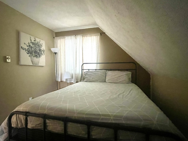 5144 Hounds Ear Rd, Tobyhanna, PA 18466 - bedroom with lofted ceiling