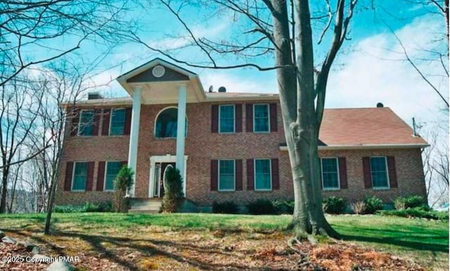 view of front of house with a front lawn