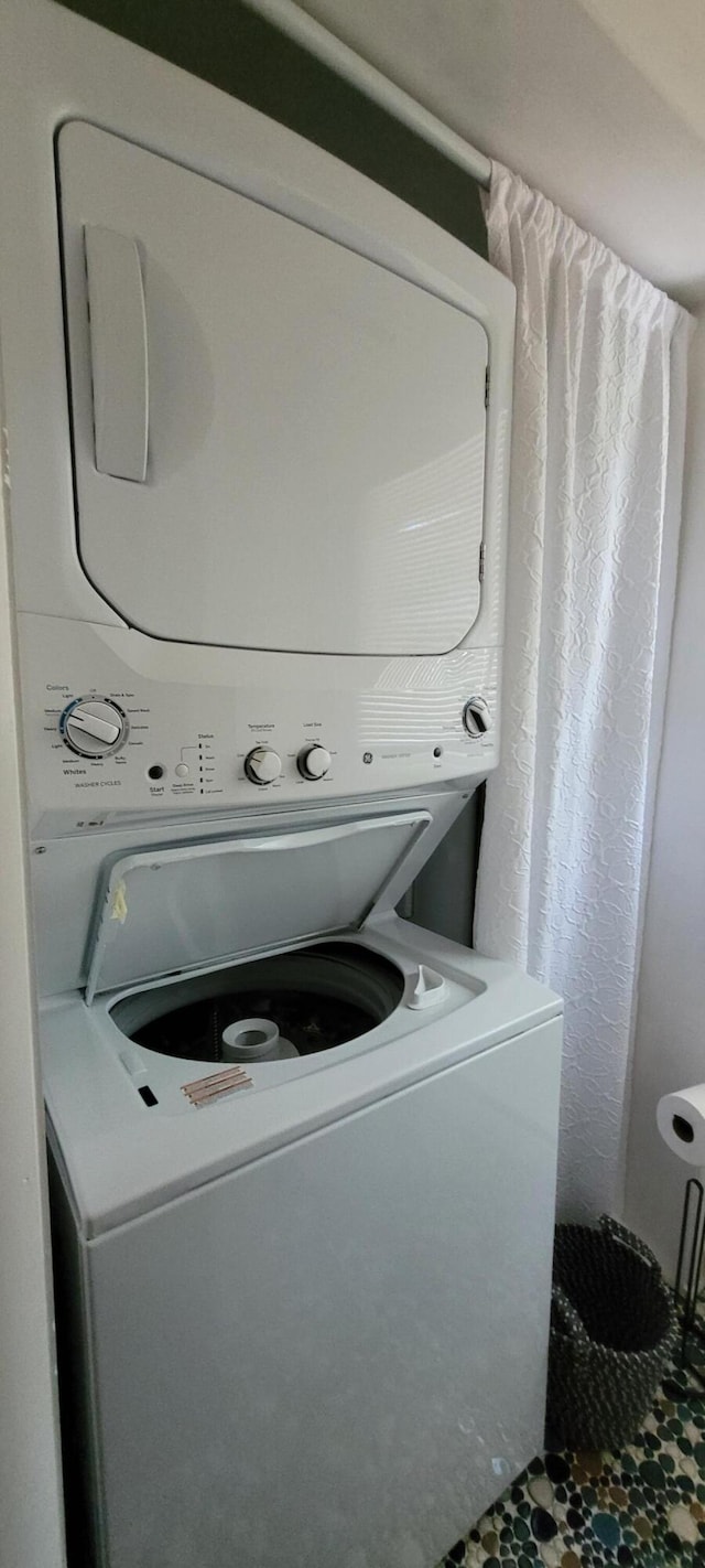 139 Eliot Ln, Albrightsville, PA 18210 - laundry area featuring stacked washer / drying machine