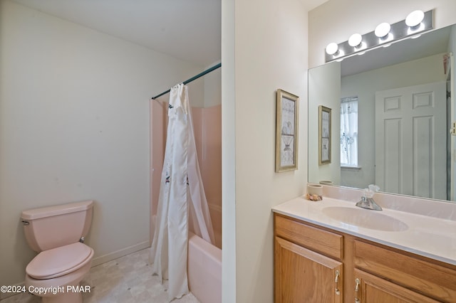 full bathroom featuring shower / tub combo with curtain, vanity, and toilet