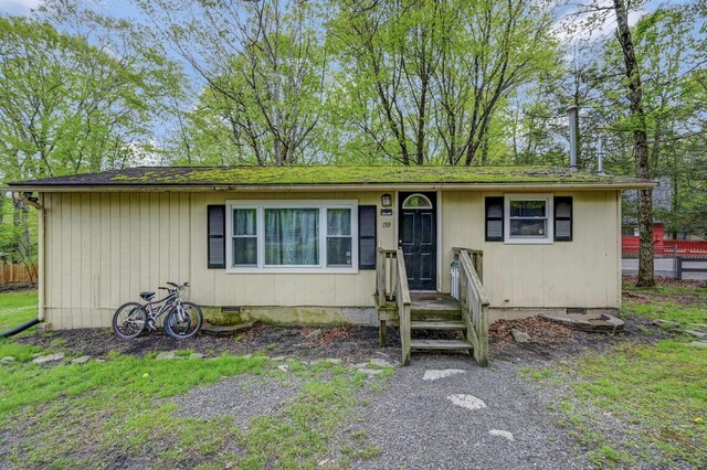 159 Sandstone Dr, Dingmans Ferry, PA 18328 - view of front of home with crawl space and fence