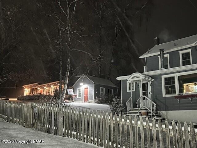 view of front of house featuring a fenced front yard