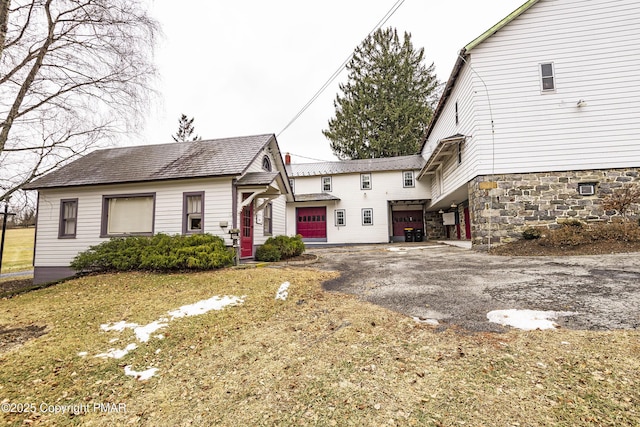 view of front facade featuring a garage and a front yard