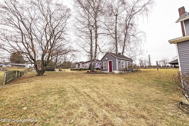 view of yard with an outbuilding