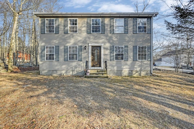 colonial home with crawl space and entry steps