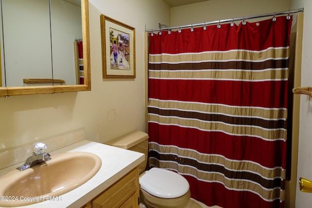 full bath with vanity, toilet, and a shower with curtain