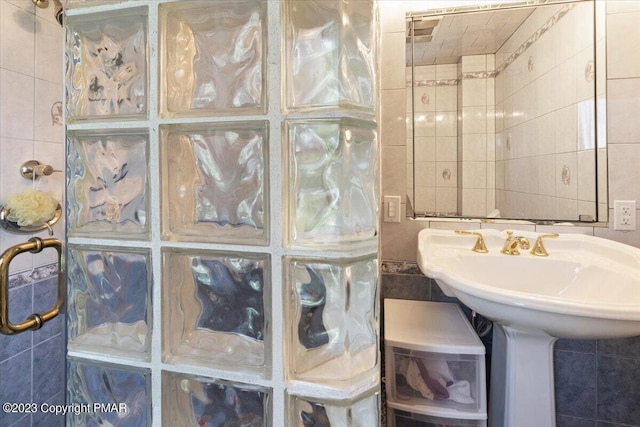 bathroom featuring tile walls