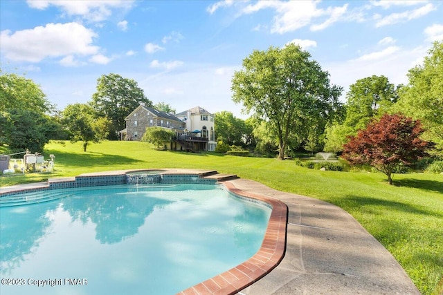 view of swimming pool with a pool with connected hot tub and a lawn