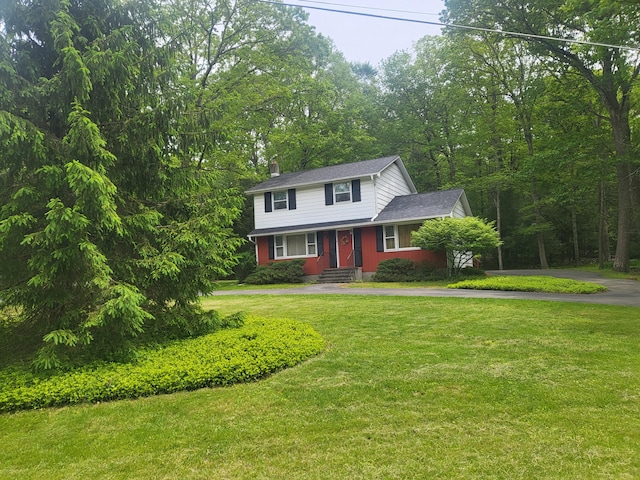 7425 W Dogwood Ln, Cresco, PA 18326 - traditional home with a chimney, asphalt driveway, and a front yard