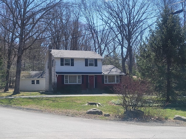 7425 W Dogwood Ln, Cresco, PA 18326 - traditional-style home with a front lawn